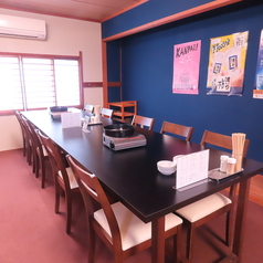 1階・2階ともにテーブル席をご用意。少人数の飲み会からデート、普段使いまで幅広く対応可能です。程よい距離感で会話も弾み、落ち着いて焼肉を楽しめる空間です。