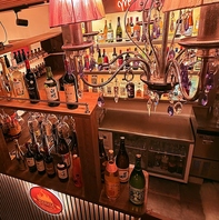 常時100種類のお酒を用意したバーカウンター♪