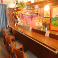 お一人様やデートにおすすめのカウンター席。吊るされている観葉植物に癒されたり、こだわりの壁面のディスプレイを眺めたり、まったりした音楽に癒されながら、ゆっくりと流れる時間をお過ごしください！