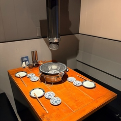 2階フロアにご用意している4名様用のテーブル席は、ご友人同士の飲み会、女子会、ご家族でのお食事など、少人数のグループ利用に一番人気のお席です。また、こちらの4名様テーブルを複数繋げることで、10名様以上の大人数でのご宴会にも柔軟に対応可能です！