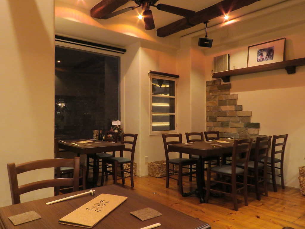 えびす通りのビル4階、扉を開けるとそこはグルメな大人が集う隠れ家・・・