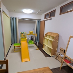 《若ママパパでも外食できちゃう》自慢のキッズルーム！「小さい子連れでなかなか外食できない…」という実体験を元に若ママパパでも外食を楽しめるように作った自慢の部屋です！奥にはベビーベッドのある授乳室も完備しています！