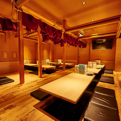 中人数様~70名様までのご利用にも最適な寛ぎ個室をご用意。当店自慢のお料理と共に、歓迎会・送別会に最適な飲み放題付プランも2980円からご用意しております◎ご人数さまなどもお気軽にご相談下さい