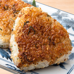 おにぎり[梅・明太子・鮭・醤油焼き] 各一個