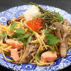 サーモンときのこの和風明太子パスタ(いくらおろし添え)