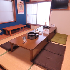 足を伸ばしてゆったり寛げる座敷席は、ご家族でのお食事や小宴会にもおすすめ。焼肉を囲みながらリラックスした時間を過ごせます。お子様連れのご利用にも安心です。