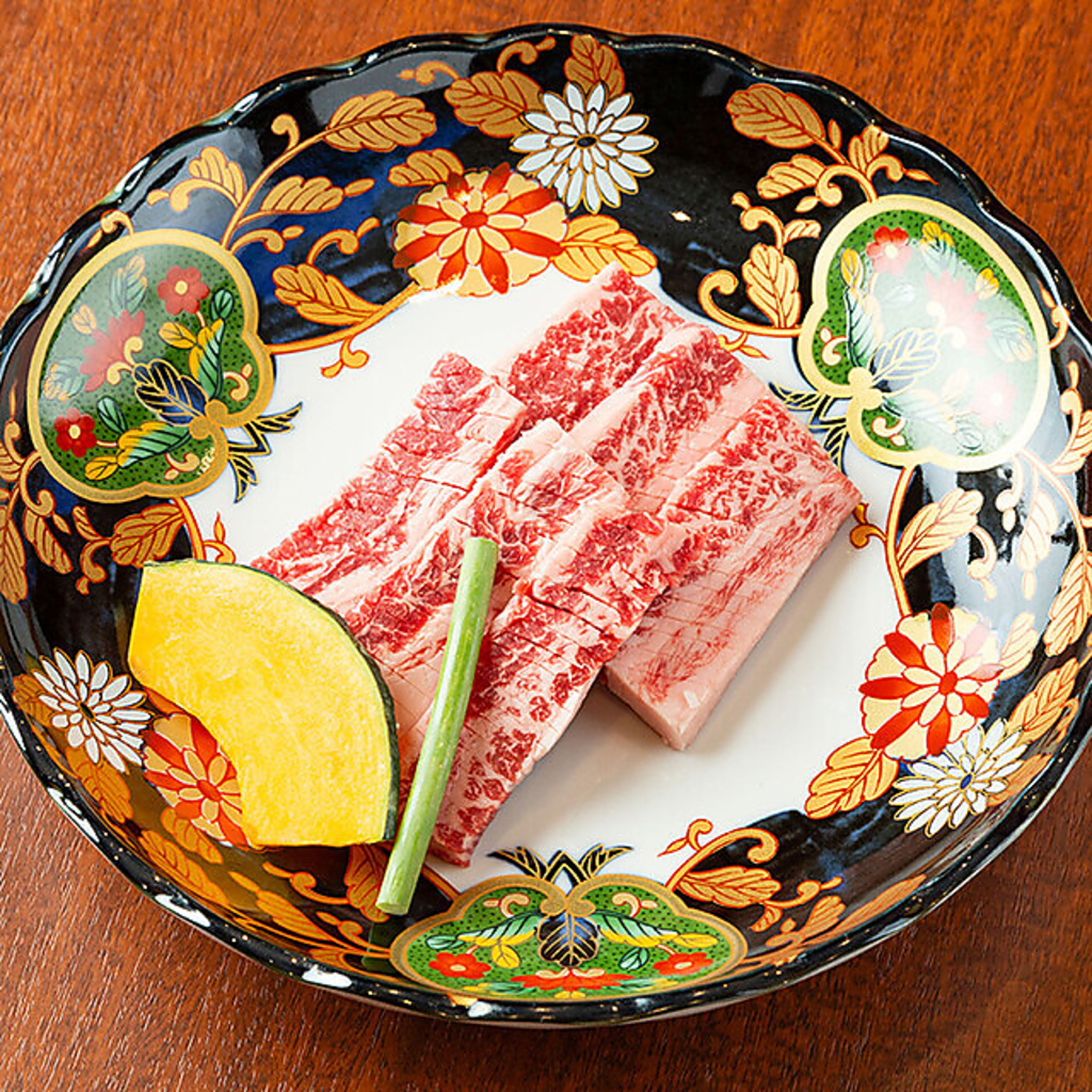 トモバラの部位にこだわった、誰もが納得するであろう本格的な旨みで、幸せが溢れる【特上カルビ】！