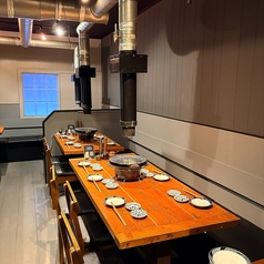 広々としたテーブル席をご用意しており、お肉やお酒をテーブルいっぱいに並べて、仲間同士でワイワイ盛り上がれるのが最大の魅力！テーブルを繋げての大人数でのご宴会や、まとまった人数でのご利用も大歓迎です。