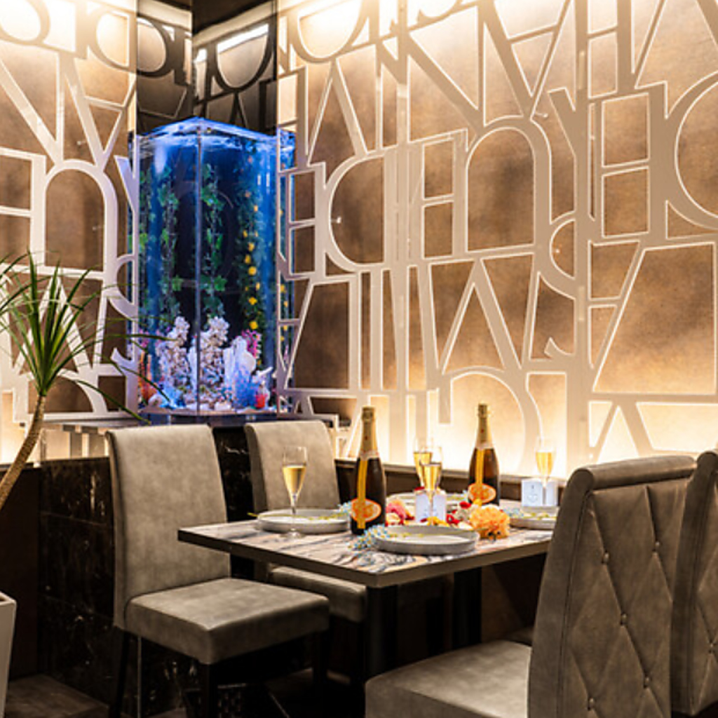 デザインな内装にアクアリウムを飾ってアクセントを出しています。