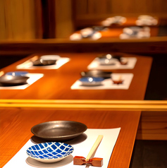 【焼肉完全個室25名様まで貸切席】最大25名様まで対応可能な完全個室貸切席をご用意。プライベートな空間で仲間や同僚とゆっくりと焼肉を楽しむことができます。個室の数に限りがございます。ご要望の際は直接電話でお問合せください。