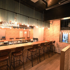 おひとりさまでも気兼ねなく過ごせる、使い勝手の良いカウンター席をご用意しております。お仕事帰りの一杯やサク飲みにも最適です。