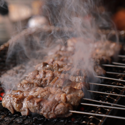 炭火で香ばしく焼き上げるラム肉を堪能できる専門店。