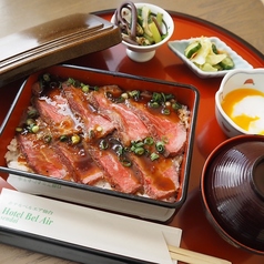 国産牛ローストビーフ重(みそ汁・小鉢・香の物付)
