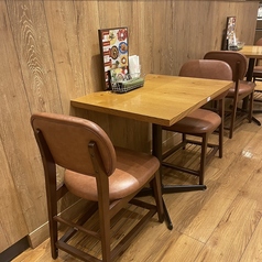 【テーブル席(椅子)：2名掛け】お一人様でも気兼ねなくお食事を楽しめる、明るい雰囲気のお店です！駅近のエミフルmasaki内にあり、気軽に立ち寄れる立地も便利です♪