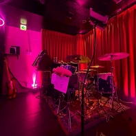 音に包まれる臨場感まで楽しめる生演奏の本格カラオケ♪