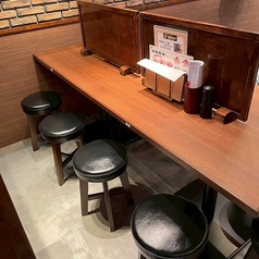 一人でも二人でも。少人数でのご利用におすすめのカウンター席をご用意。食事とお酒に向き合う大人のひとときをお過ごしいただけます。