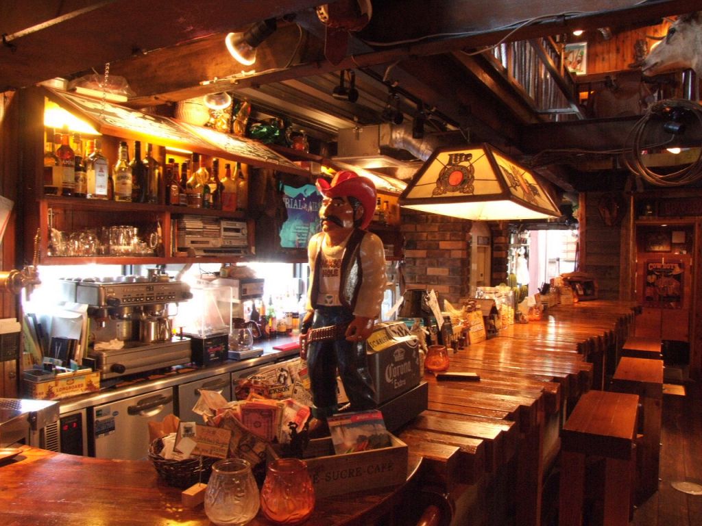 立ち飲みのバーカウンターは毎日賑やかな雰囲気☆