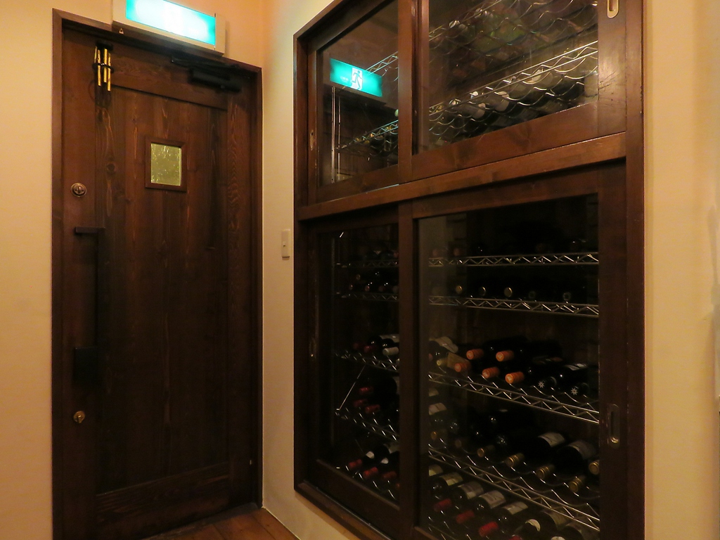 入口のワインセラーには厳選したワインがズラリ！