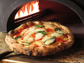 自慢のピッツァは石窯で丁寧に焼き上げております。定番のマルゲリータやクアトロ フォルマッジを始め、デザートピッツァと豊富なメニューをご用意しております！