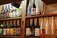 カウンターには様々な産地のお酒の瓶を置いています。焼酎を中心に取り揃えており、お気に入りの銘柄を探したり、迷ったらラベルで注文するのも楽しい時間になります◎