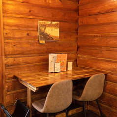 【2名様掛け×4卓】2名様の少人数でのご利用にオススメな2名様席が充実!デートや夫婦、友人との食事にぴったりの使い心地で、二人でのひと時を楽しくお過ごしいただけます。