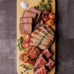 牛肉は最高品質の牛肉を厳選して使用しています。確かな歯応えとジューシーな味わいをご堪能下さい。