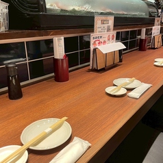 一人での飲みにもお使いいただけるおしゃれなカウンター席。寿司をはじめとした海鮮和食はもちろん、お酒も多種多様に取り揃えております。