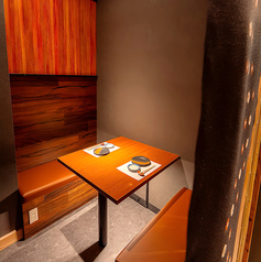 【完全個室2名席】デートや友人との食事にぴったりな2名席をご用意。落ち着いた雰囲気の中で厳選された焼肉とホルモンを心ゆくまで楽しめます。プライベート感たっぷりでゆっくりお食事できるので特別なひとときを過ごすのに最適。個室の数に限りがございます。ご要望の際は直接電話でお問合せください。