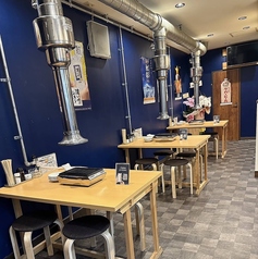 お一人様やサク飲み、デートにもぴったりのカウンター席。目の前で焼き上がるお肉の香りを楽しみながら、落ち着いた時間を過ごせます。仕事帰りの一杯にもおすすめです。