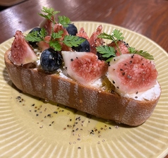 旬のフルーツのオープンサンド