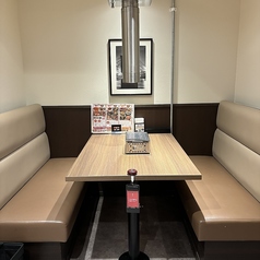 ゆったりとしたソファー席