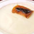 北京ダックの上に甜麺醤ベースのオリジナルソースをかけます。