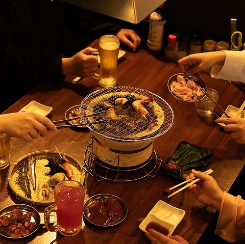 「鶏焼肉」と「浜焼き」が同時に楽しめるハイコスパの七輪居酒屋◎