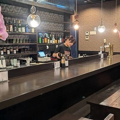 開放的な和モダン空間が広がるカウンター席は、お一人様やカップルでゆったりと過ごすのに最適な特等席です。目の前には厳選された九州の銘酒がずらりと並んでおり、スタッフとの会話を楽しみながら郷土料理を心ゆくまでご堪能いただけます。