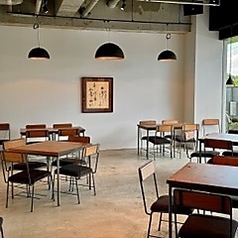 カフェ264は目的に合わせて いろいろな使い方ができるようエリアが分かれています。 向かって左側は主に お一人さまや少人数でお越しのお客さま。右側はグループでのお越しや会合などにお使いいただけます。事前予約も受け付けております。