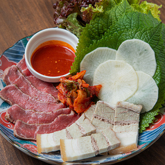 「自家製からみそで食べる」当店オリジナル料理◆牛ももたたきポッサム風1,650円(税込)の写真