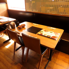 やわらかい灯りが落ち着いた空間を演出。少人数でゆっくりとお食事を楽しみたい時に◎お仕事帰りや女子会,デートにぴったり♪お得で大満足の食べ飲み放題付プランもご用意しておりますので、お好きなドリンクと自慢のしゃぶしゃぶをゆったりと満足のゆくまでご賞味いただけます。田町三田口すぐ!