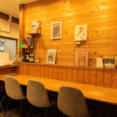 【カウンター 3席】お一人様のご来店も大歓迎!気軽にご利用いただけるカウンター席もご用意しております。木の温もりを感じながら、美味しいカレーをぜひご堪能ください。