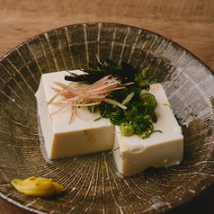 鮨しんの冷奴/釜揚げしらすポン酢/ほぼ蟹サラダ/生だこの吸盤ポン酢/かつお酒盗クリームチーズ