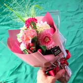 プライスレスなひとときを更に豪華に、華やかに。大切な方をサプライズでお祝いしませんか?花束の手配(3,300円~/要予約)もお気軽にご相談ください。新宿を見渡す地上200mのキラキラと煌めく夜景を眺めながら、非日常のひとときをお過ごしください。2人にとって忘れることの出来ない、素敵な1日を演出します。