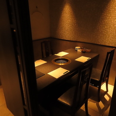 【接待や少人数でのご宴会に】プライバシーに配慮した、落ち着きのある4名様用テーブル席。周囲の視線を気にせず、ゆったりと極上の黒毛和牛をご堪能いただけます。洗練された和モダン空間で、ワンランク上のひとときをお過ごしください。
