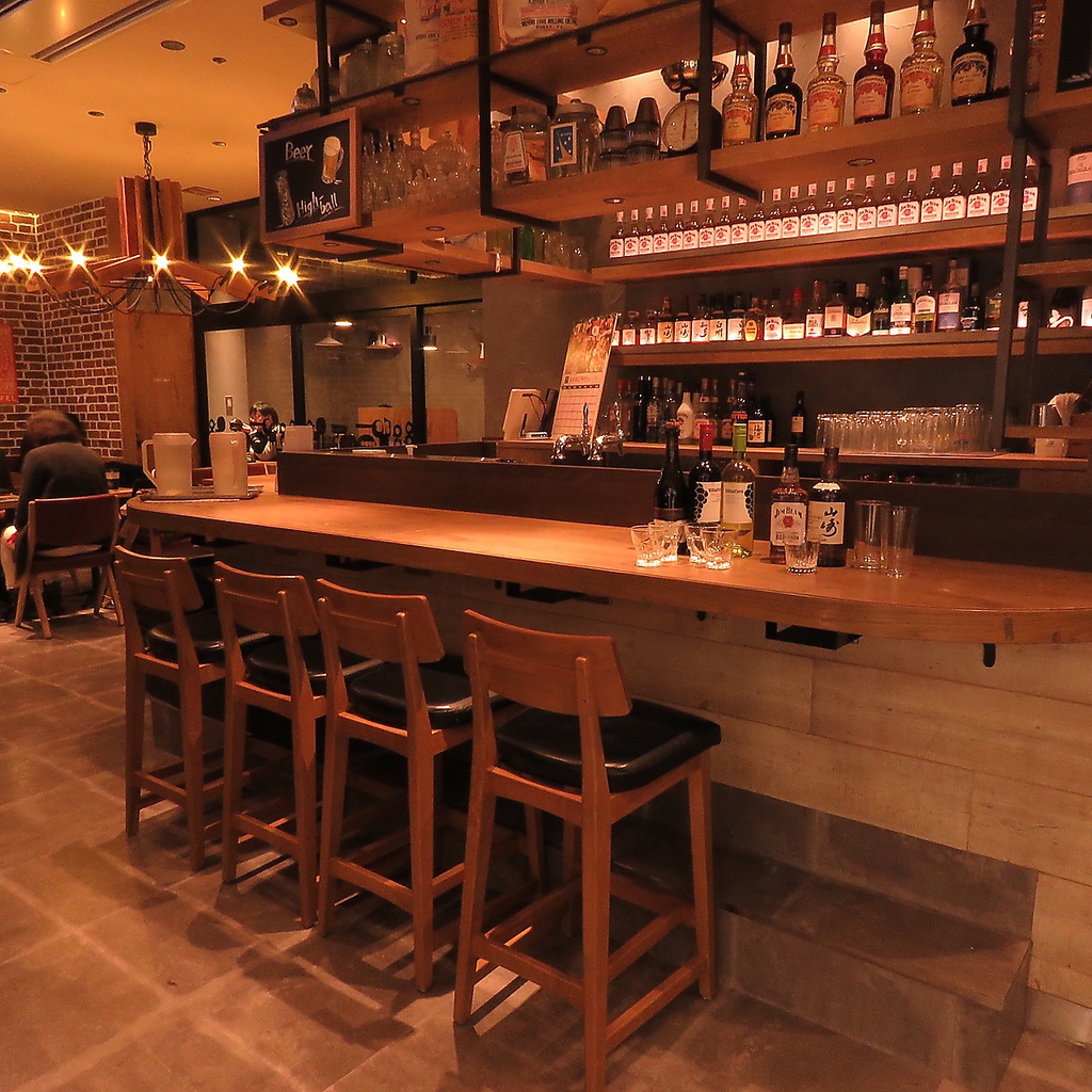 お洒落なバーカウンターがお出迎え…