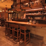 お洒落なバーカウンターがお出迎え…