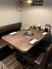 4名様テーブルのお席。お席の間隔もやや広めにとっておりますので、ゆったりとお食事を楽しんでいただくことができます。