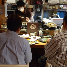 【１F】気軽に腰かけられるカウンター席。対象に好みを伝えて料理やお酒で新たな発見を♪