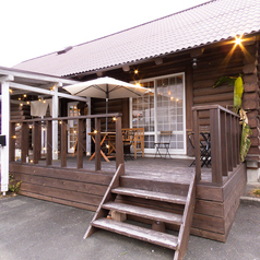 【テラス 4席】お店の外でも心地よく食事ができるテラス席も完備◎開放感あふれる外で楽しむランチもオススメです。またテラス席では、ワンちゃんの同伴OKとなっております。