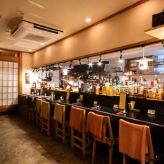 キッチンの見える臨場感ある席で食事をお楽しみいただきます