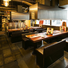 大切な方との語らいに最適なソファー席を完備。クッション性が高く、長時間の宴会やコース料理をゆっくりと楽しみたい時にも疲れにくいのが特徴です。温かい照明が灯る落ち着いた雰囲気の中で、厳選された「うる虎BEEF」を堪能。プライベート感を大切にしたいデートや記念日のお食事にも、ぜひおすすめしたい特等席です。