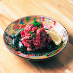 黒毛和牛塩ユッケやカイノミのタタキなど鮮度自慢の肉刺しが揃います。とろけるような食感をどうぞ◎