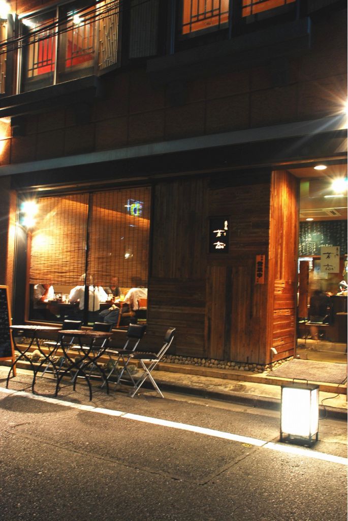 門前仲町駅3番出口より徒歩1分。木のぬくもりが暖かい大人で落ち着いた雰囲気です。